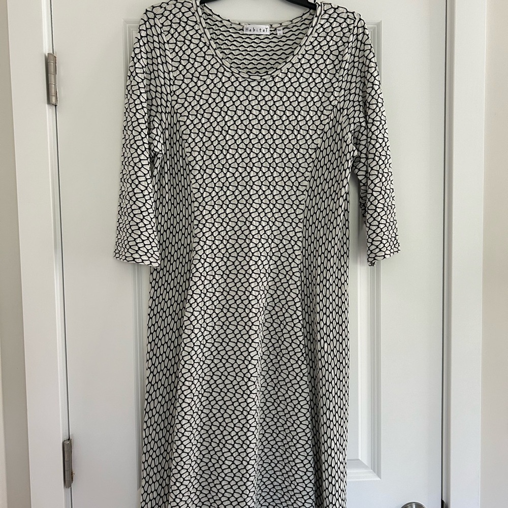 Habitat women’s black and white puckered dress